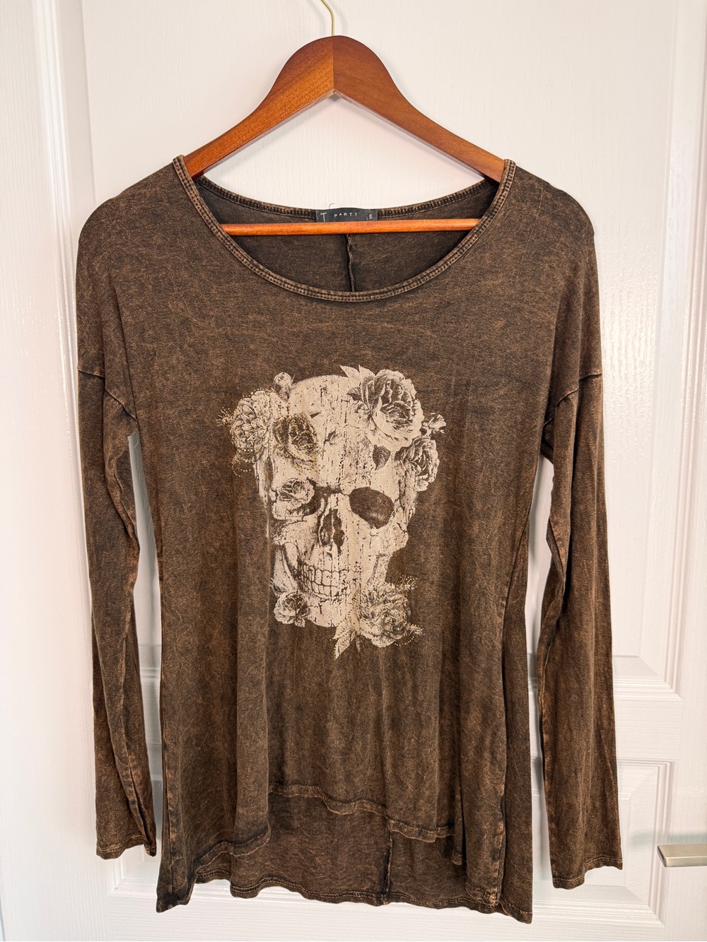 T Party Fashion Brown Distressed Skull Floral Long Sleeve Tee